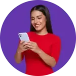 Mujer con celular en primer paso para registro