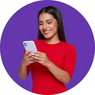 Mujer con celular en primer paso para registro